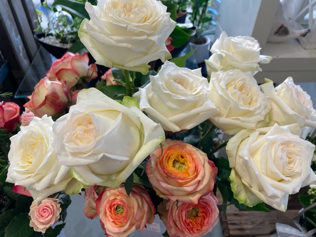 Bouquet de 11 roses variées,moyen et gros bouton,agrémentées de feuillage au choix du fleuriste.