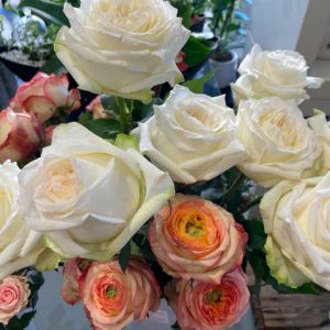 Bouquet de 11 roses variées,moyen et gros bouton,agrémentées de feuillage au choix du fleuriste.