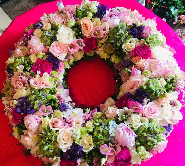 Couronne deuil couleurs pastelles et blanches