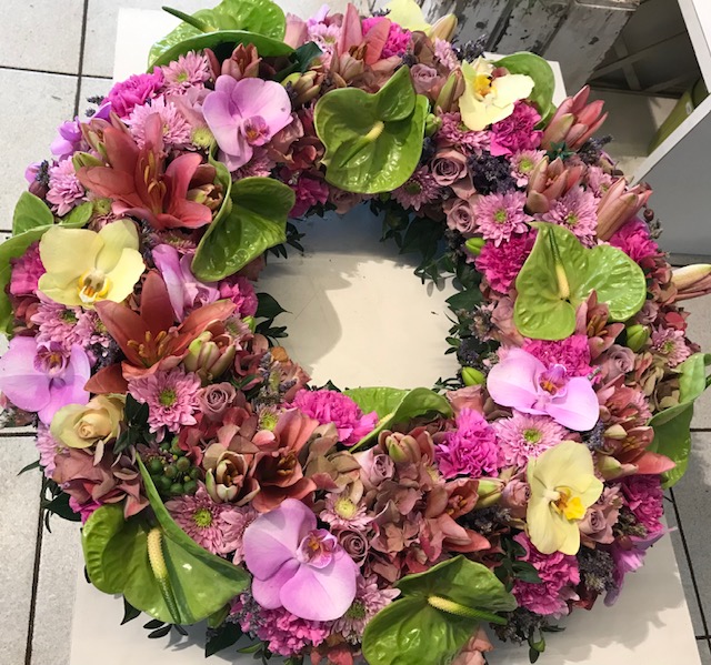 Couronne deuil couleurs pastelles et blanches