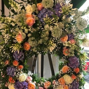 Couronne deuil couleurs pastelles et blanches