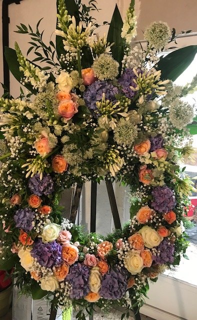 Couronne deuil couleurs pastelles et blanches