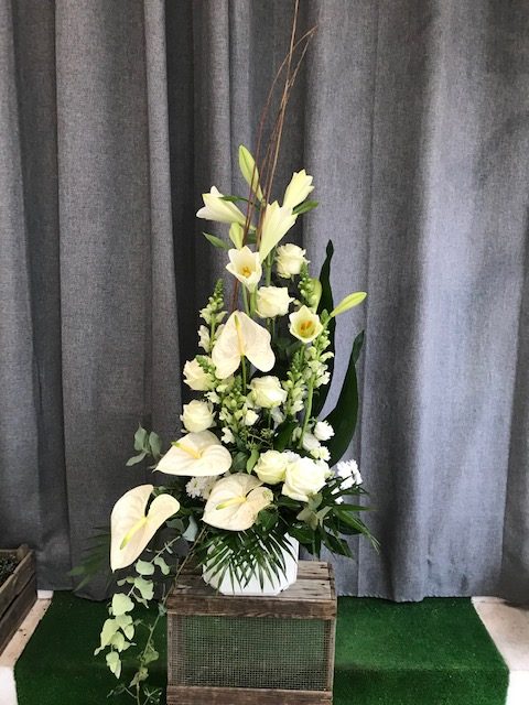 Coupe conique deuil couleurs pastelles et blanches